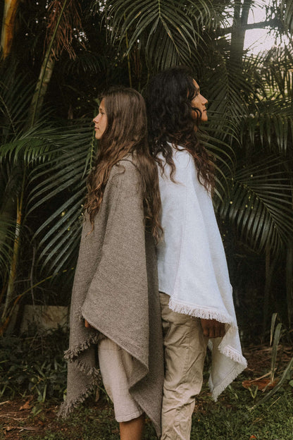 Woll-Poncho mit Kapuze ⋙ Unisex