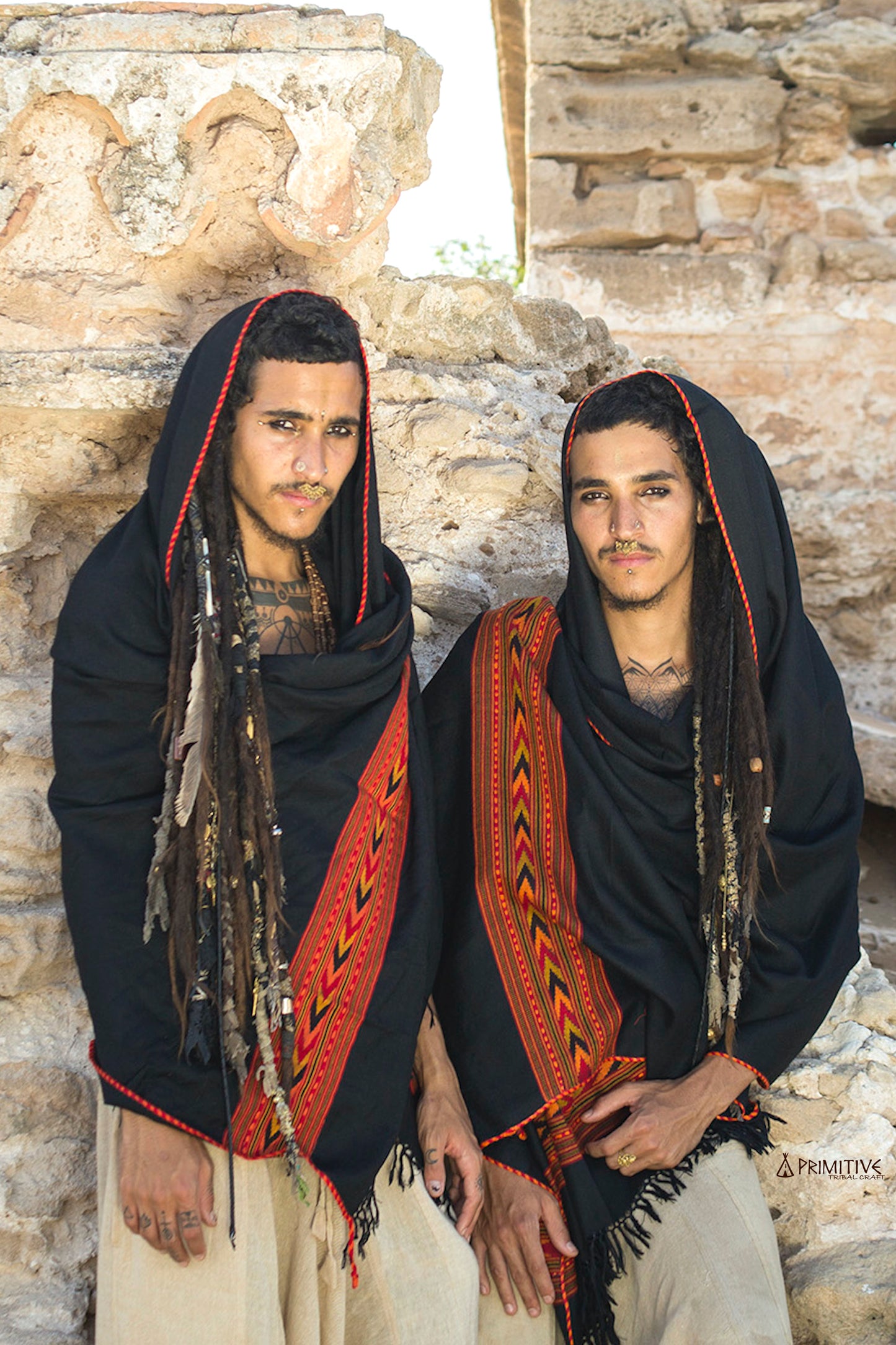 Schwarzer Wollschal mit tribalem Muster ~