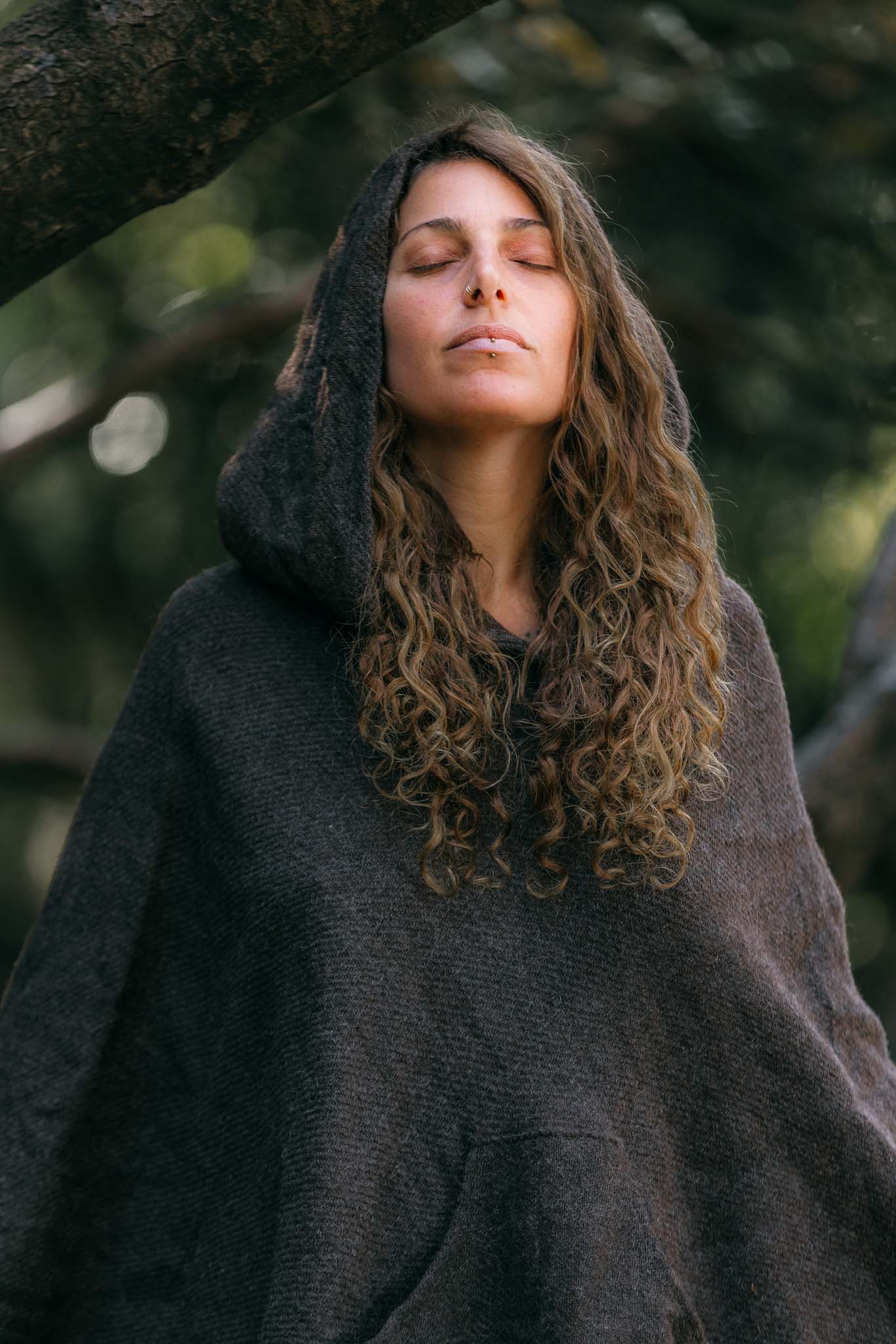 Woll-Poncho mit Kapuze ⋙ Unisex